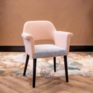 Kuipstoel voor de zorg met armleuningen