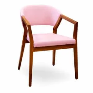 Moderne zorgstoel met roze rugleuning